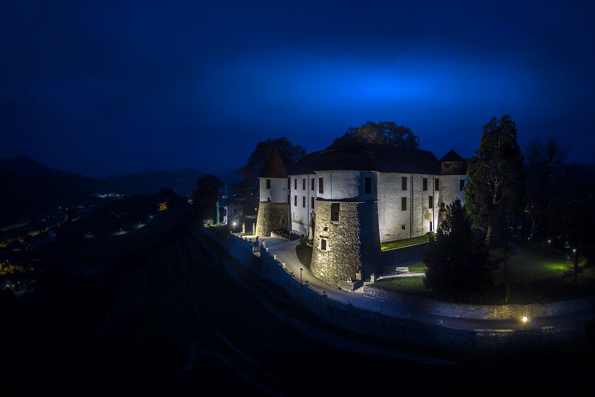 Sevniški grad ponoči
