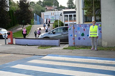 prvi šolski dan 2022_prostovoljci in policisti v Sevnici-01.JPG