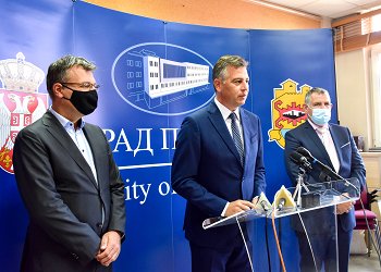 Na fotografiji so z leve proti desni veleposlanik Republike Slovenije v Republiki Srbiji Damjan Bergant, župan Občine Pirot Vladan Vasić in župan Občine Sevnica Srečko Ocvirk. 