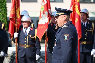 Namestnik poveljnika Gasilske zveze Sevnica Matjaž Kovač, v ozadju praporščaki