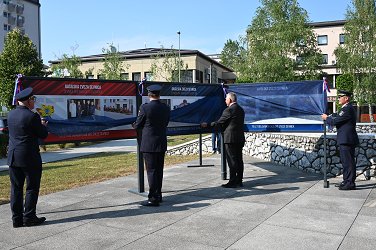 Štirje visoki predstavniki odkrivajo razstavne panoje