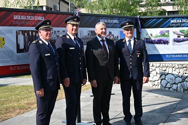 Pred odkritimi razstavnimi panoji za fotografijo pozirajo predsednik Gasilske zveze Sevnica Vinko Knez, poveljnik Gasilske zveze Slovenije Zvonko Glažar, župan Srečko Ocvirk, poveljnik Gasilske zveze Sevnica Gašper Janežič