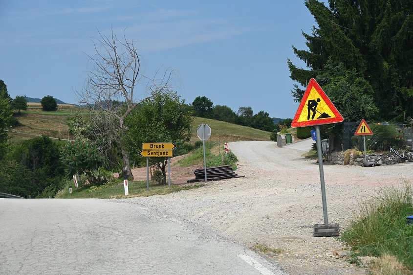 Na fotografiji je lokalna cesta proti Brunku, ki še ni asfaltirana