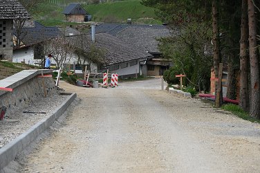 Urejanje ceste na Vrhu pri Boštanju, april 2023