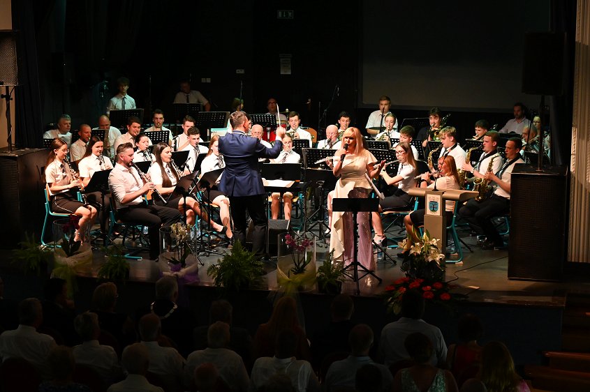 Proslava ob dnevu državnosti 2026: Godba Sevnica in Nuša Derenda