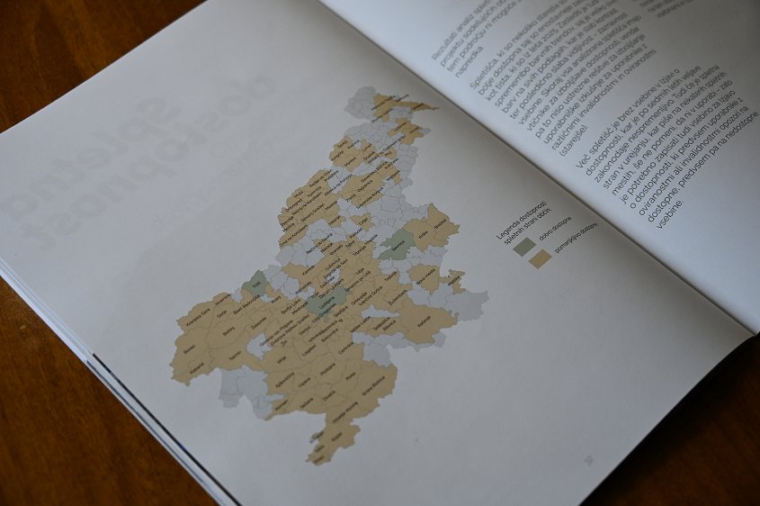 Občinska spletna stran je ocenjena kot dobro dostopna. Na fotografiji je zemljevid Slovenije, na katerem so z barvno lestvico označene slovenske občine. Rumene so pomanjkljivo dostopne, zelene so dobro dostopne, sivo označene občine pa niso vključene v projekt multimodalne mobilnosti. 