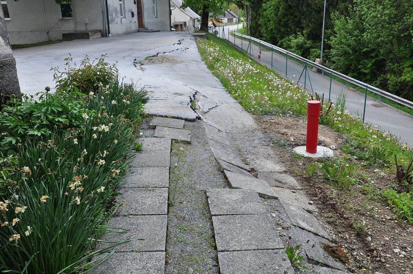 Pogrezanje ploščadi za cerkvijo