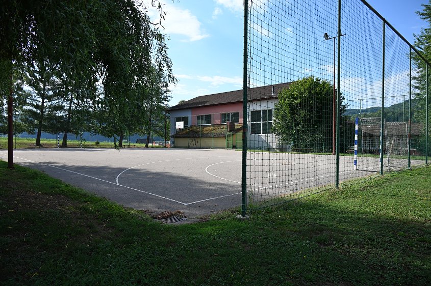 Fotografija šolskega igrišča pri OŠ Blanca pred obnovo
