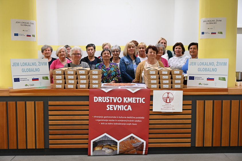 Na fotografiji so članice Društva kmetic Sevnica in Društva podeželskih žena Pod Gorjanci