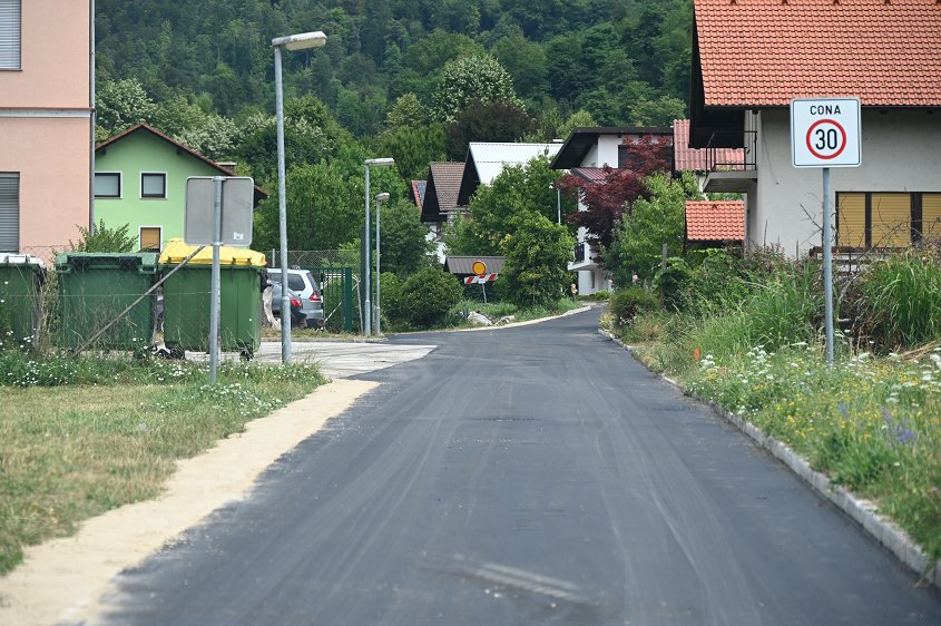 Fotografija na novo asfaltirane ceste v kraju