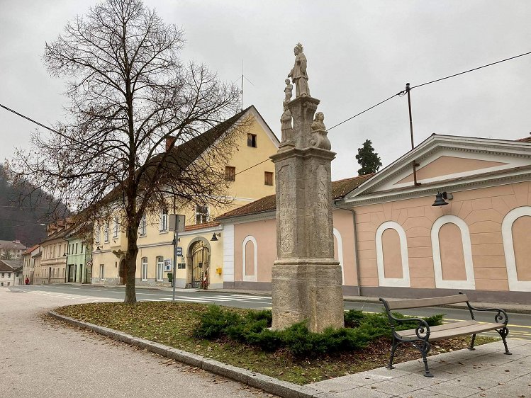 Kužno znamenje na Glavnem trgu v Sevnici