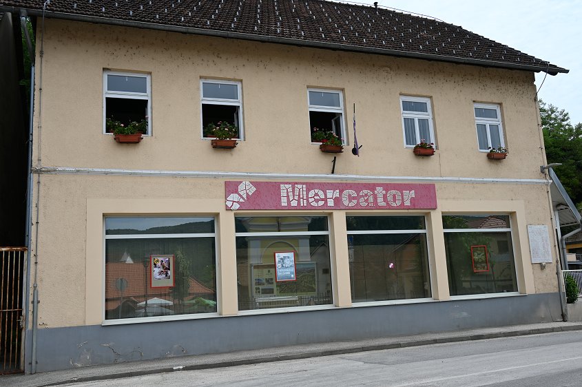 Fotografija nekdanje trgovine Mercator v Loki pri Zidanem Mostu
