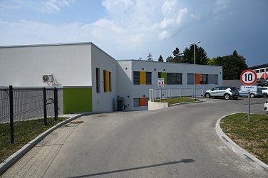 Na fotografiji je zahodna stran OŠ Ane Gale Sevnica