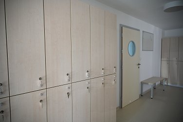 Na fotografiji so šolske omarice na hodniku nove šole 