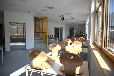 Na fotografiji je jedilnica v novi šoli 