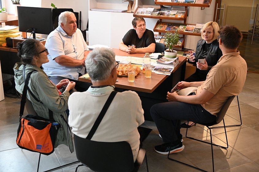 Na fotografiji so podžupan Janez Kukec, predstavnica Turistične zveze Občine Sevnica Alenka Kozorog, vodja oddelka za gospodarske dejavnosti Vlasta Kuzmički in člani komisije Turistične zveze Slovenije