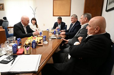 Minister Props s sodelavko, poslanec Državnega zbora RS Jernej Žnidaršič, načelnik Franc Judež, župan Srečko Ocvirk in župan Jože Kapler