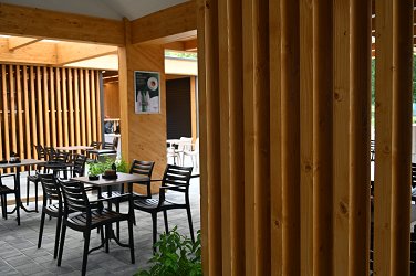 Obnovljena terasa gostinskega lokala na Bazenu Sevnica