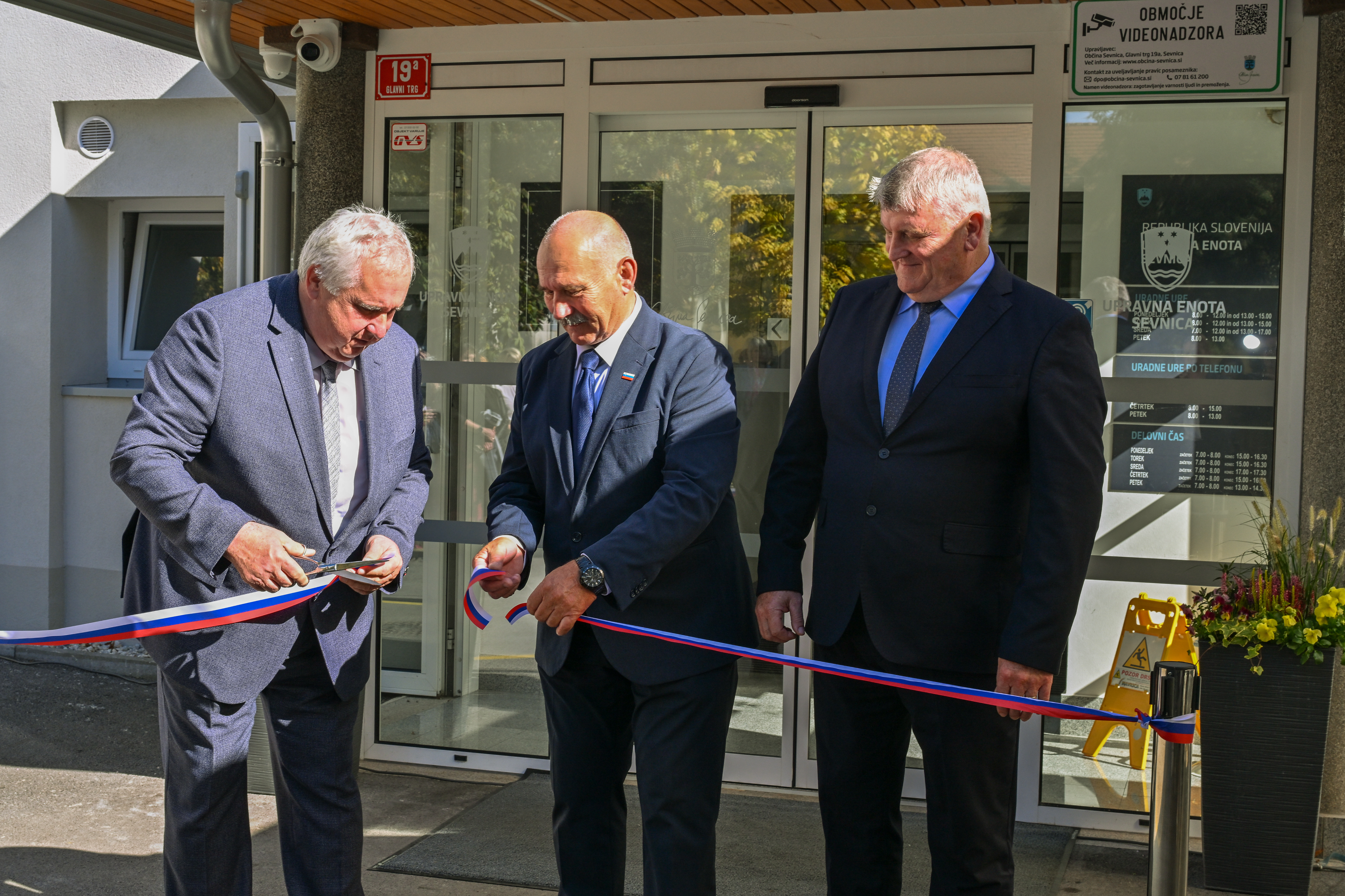 Podžupan, državni sekretar in načelnik upravne enote so prerezali trak