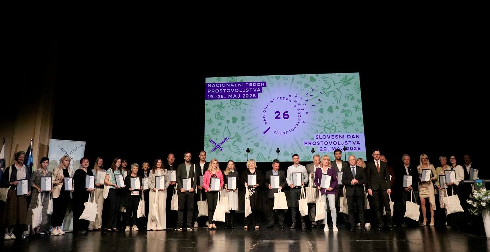 Prostovoljstvu prijazne občine. Na fotografiji so predstavniki slovenskih občin, ki so prejele naziv Prostovoljstvu prijazna občina. 