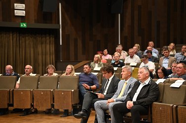Na fotografiji so predstavniki podjetja GEN, v ozadju pa sedijo članice in člani Občinskega sveta Občine Sevnica