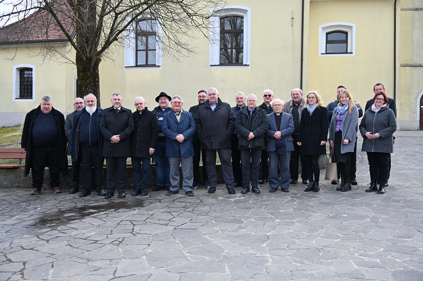 Župan Srečko Ocvirk s sodelavci, podžupanom Janezom Kukcem, predsednikom Sveta KS Šentjanž Boštjanom Repovžem, direktorjem JP Komunala d. o. o. Sevnica Mitjo Udovčem, vikarjem Škofije Celje in dekanom dekanije Laško-Videm ob Savi Rokom Metličarjem in duhovniki, ki delujejo v župnijah na območju sevniške občine. 