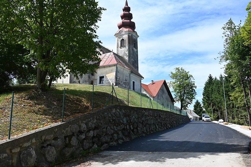 Na fotografiji je cesta mimo cerkve Sv. Lenarta v Zabukovju, ki je že asfaltirana.