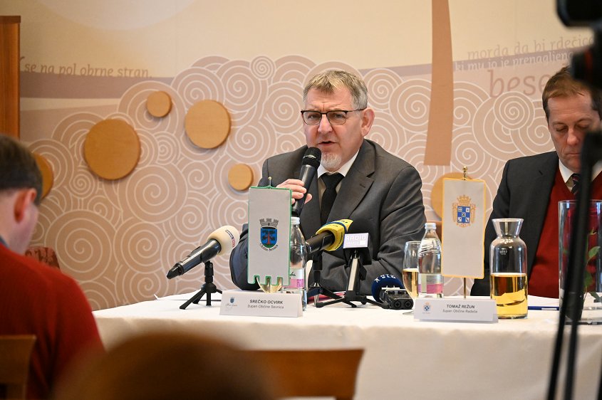 Župan Srečko Ocvirk na skupni novinarski posavskih županov