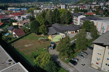 Fotografija iz zraka, na zemljišču je bager pričel z izkopi