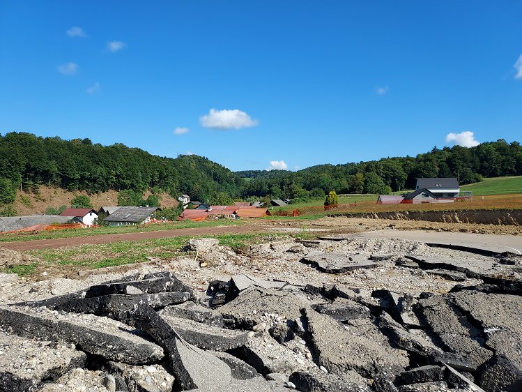 Na fotografiji so kosi betonskega igrišča, poteka odstranitev