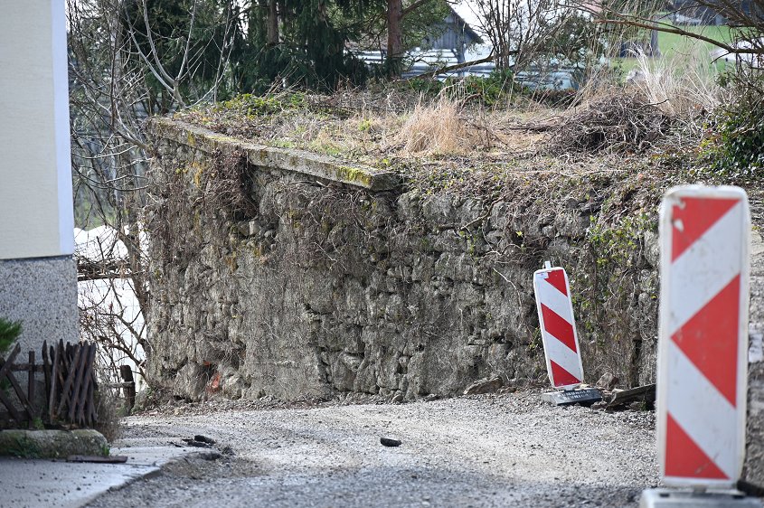 Na fotografiji je dotrajan kamniti zid