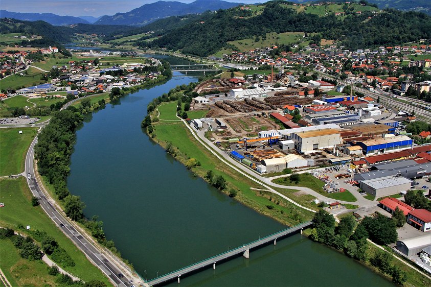 Industrijska cona Sevnica ob Savi v letu 2020, na fotografiji so vidni vsi trije mostovi - za avtomobile, železniški in brv za pešce. 