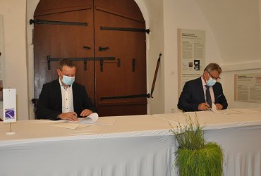 Pogodbo sta podpisala direktor Komunale d.o.o. Sevnica Mitja Udovč in župan Srečko Ocvirk.