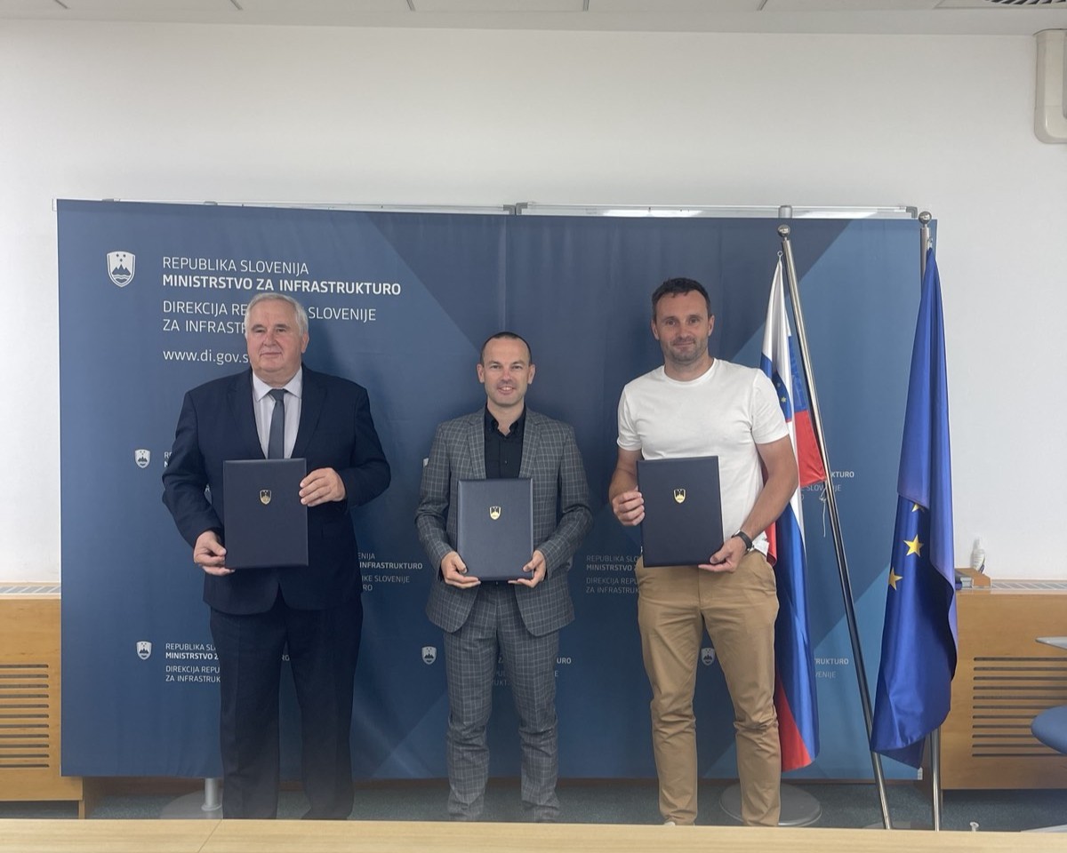 Podpisniki pogodbe za rekonstrukcijo ceste Šentjanž–Glino