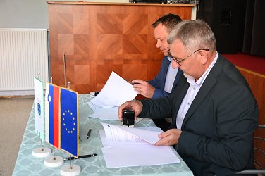 Župan Srečko Ocvirk in direktor Komunale d. o. o. Sevnica Mitja Udovč podpisujeta pogodbo za izvedbo projekta