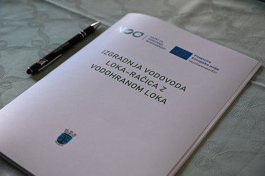 Fotografija mape, v kateri je pogodba za podpis 