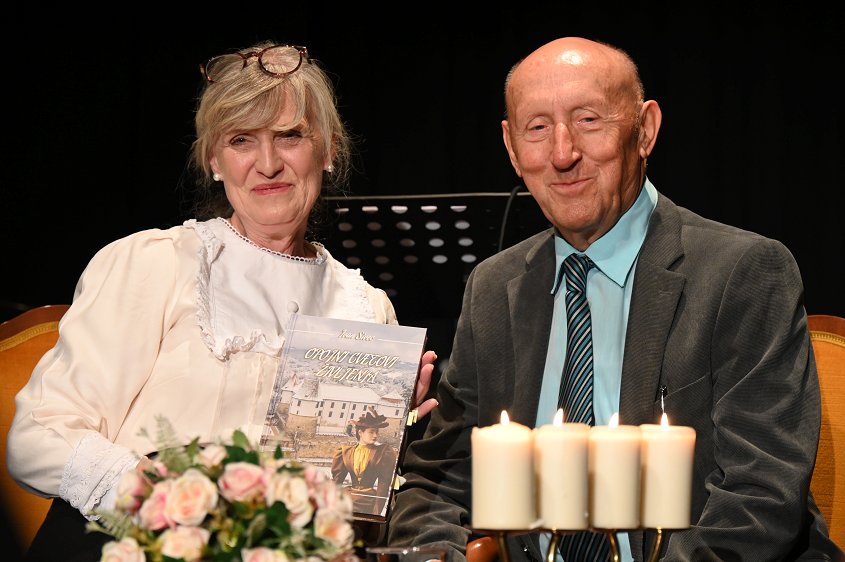 na fotografiji sta oseba, ki upodablja grofico Matilde in avtor romana Ivan Sivec