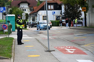 prvi šolski dan 2022_prostovoljci in policisti v Sevnici-03.JPG