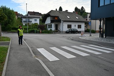 prvi šolski dan 2022_prostovoljci in policisti v Sevnici-05.JPG