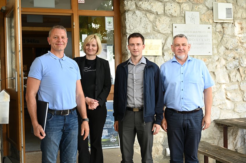 Na fotografiji so z leve proti desni: sodelavca občinske uprave Občine Sevnica Rado Gobec in Vlasta Kuzmički, župan Občine Laško Marko Šantej in župan Občine Sevnica Srečko Ocvirk