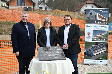 Župan Srečko Ocvirk, direktorica Doma Impoljca Darja Cizelj in minister za solidarno prihodnost Simon Maljevac ob temeljnem kamnu za Bivalno enoto Krmelj 
