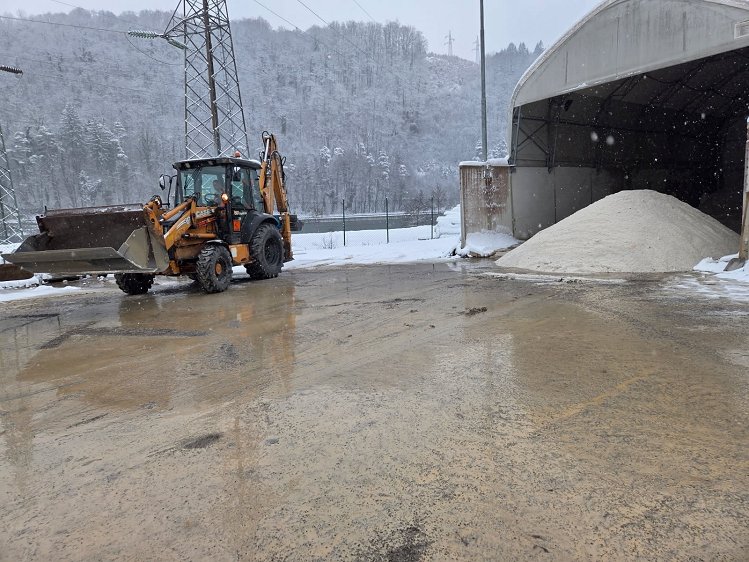 Plužno vozilo objektu za skladiščenje soli in sipine na Logu